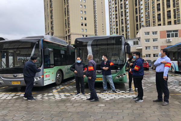 中共鄭州赫喆文化傳播有限公司黨支部開展“疫情防控常態化，為公共交通助力”志愿服務實踐活動